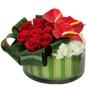 composizione rose rosse e anthurium con vaso in vetro