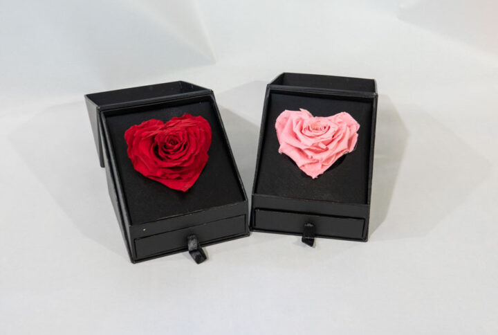 Box con rosa stabilizzata a forma di cuore san valentino