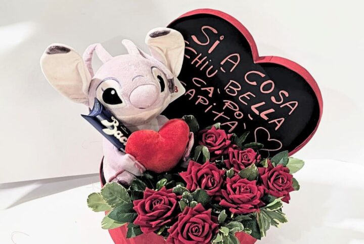 Regalo San Valentino: Cuore Rosso con Personaggio Stitch, Rosa e 7 Rose Rosse, Baci Perugina e Frase Personalizzata